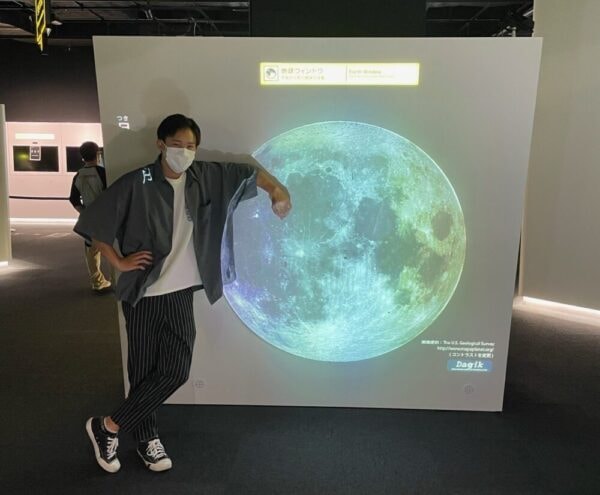 福岡市科学館にて、月の模型と